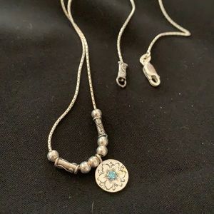 Beautiful silver necklace w lovely pendant &design